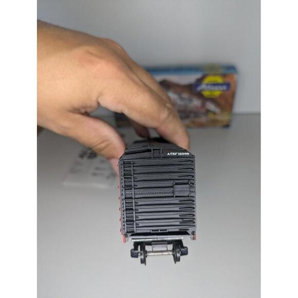 HO Athearn Santa Fe ATSF 16988 40' Shock Control Box Car w/ Kadees Metal Wheels - Picture 6 of 6